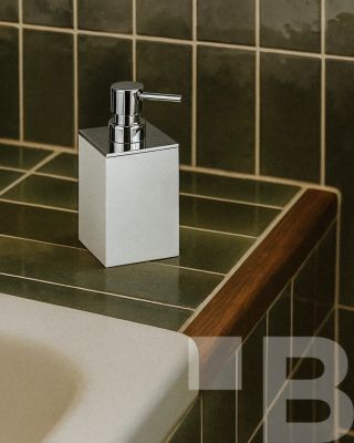 Kontrast barev a zářivě bílých doplňků nás nepřestává bavit. Zvlášť pokud jde o kolekci GAMMA, která kombinuje ladné...